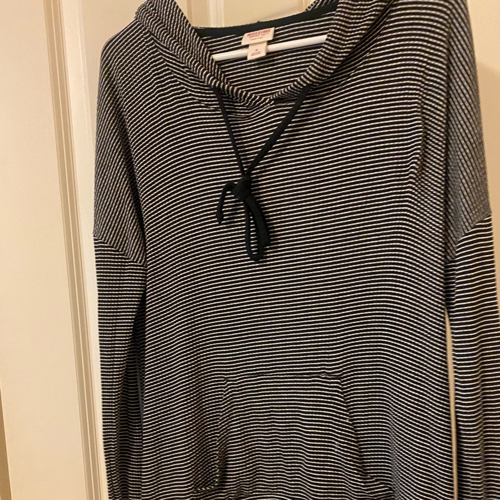 Black and white sweatshirt